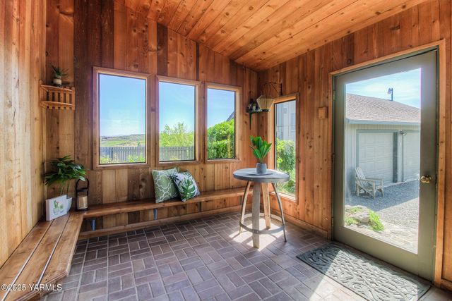 541 Basalt Springs Way, Naches, WA 98937