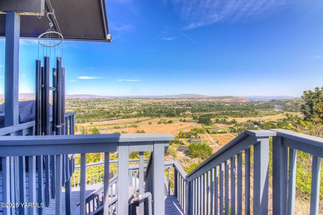 541 Basalt Springs Way, Naches, WA 98937