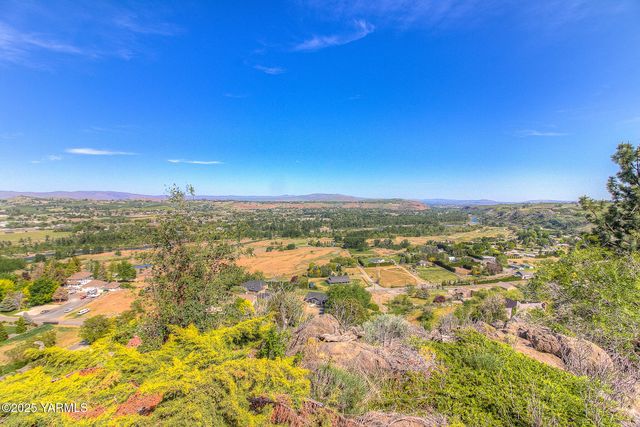 541 Basalt Springs Way, Naches, WA 98937