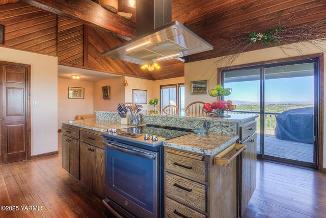 541 Basalt Springs Way, Naches, WA 98937