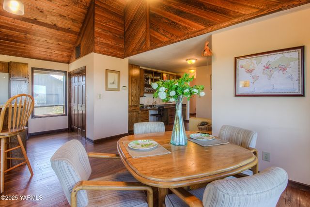 541 Basalt Springs Way, Naches, WA 98937