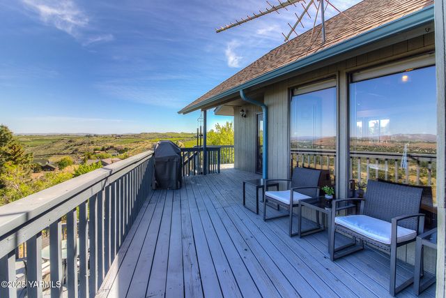 541 Basalt Springs Way, Naches, WA 98937