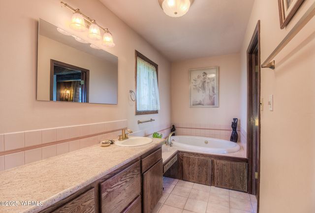 541 Basalt Springs Way, Naches, WA 98937