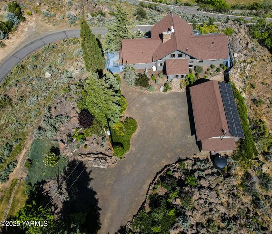 541 Basalt Springs Way, Naches, WA 98937