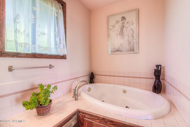 541 Basalt Springs Way, Naches, WA 98937