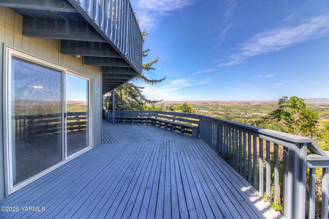 541 Basalt Springs Way, Naches, WA 98937