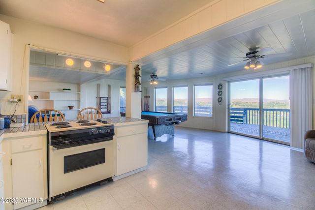 541 Basalt Springs Way, Naches, WA 98937