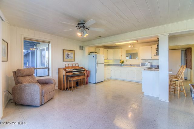 541 Basalt Springs Way, Naches, WA 98937