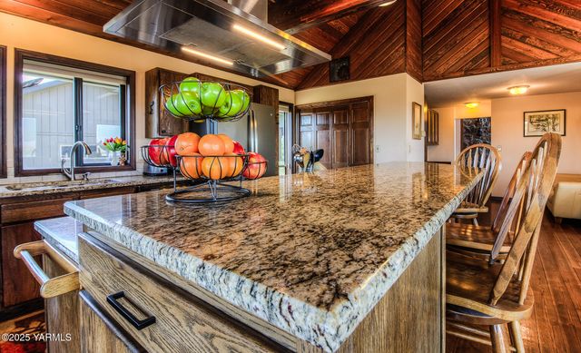 541 Basalt Springs Way, Naches, WA 98937