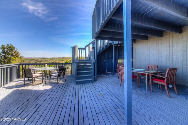 541 Basalt Springs Way, Naches, WA 98937