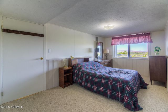 541 Basalt Springs Way, Naches, WA 98937