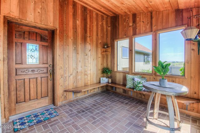 541 Basalt Springs Way, Naches, WA 98937