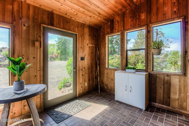 541 Basalt Springs Way, Naches, WA 98937