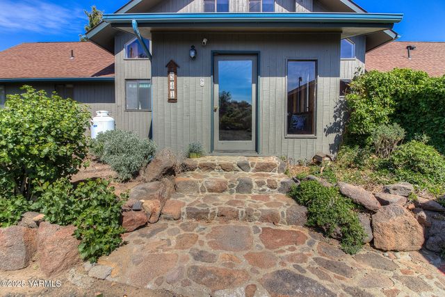 541 Basalt Springs Way, Naches, WA 98937