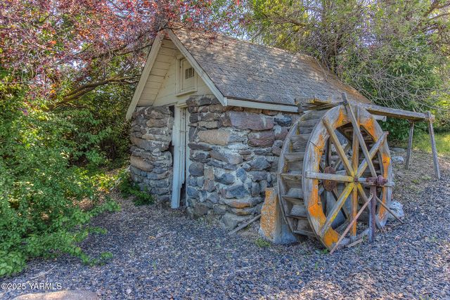 541 Basalt Springs Way, Naches, WA 98937