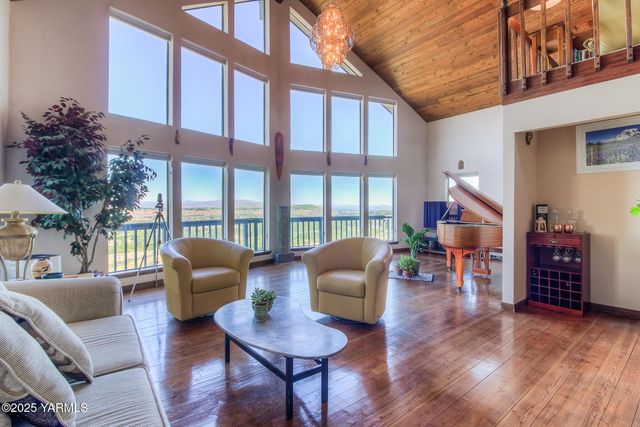 541 Basalt Springs Way, Naches, WA 98937