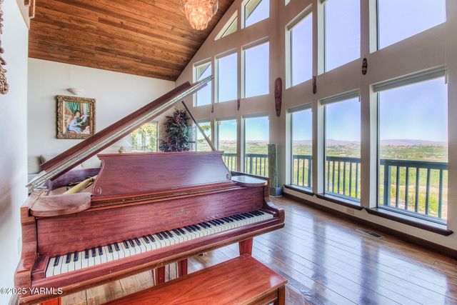 541 Basalt Springs Way, Naches, WA 98937