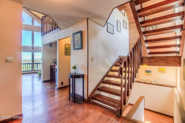 541 Basalt Springs Way, Naches, WA 98937