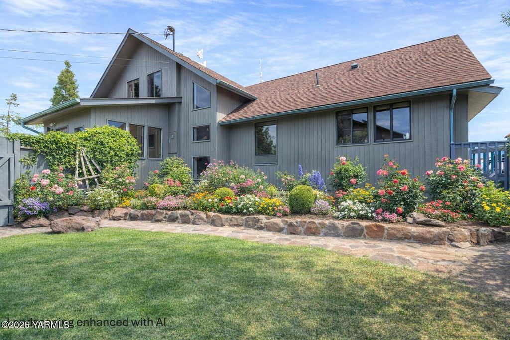 541 Basalt Springs Way, Naches, WA 98937