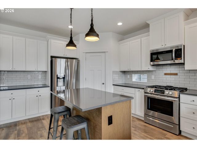 970 Se DARROW Rd, Estacada, OR 97023