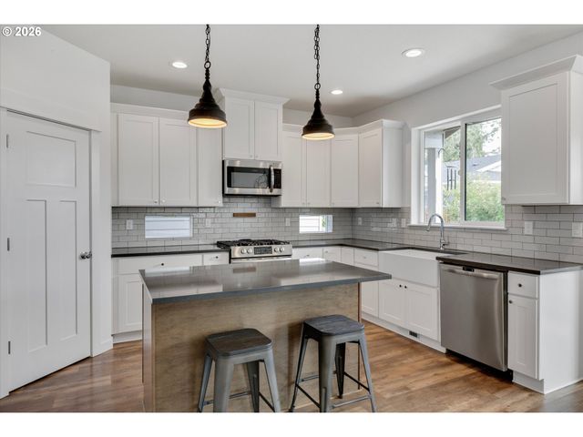 970 Se DARROW Rd, Estacada, OR 97023