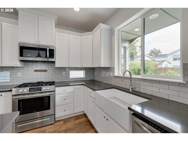 970 Se DARROW Rd, Estacada, OR 97023