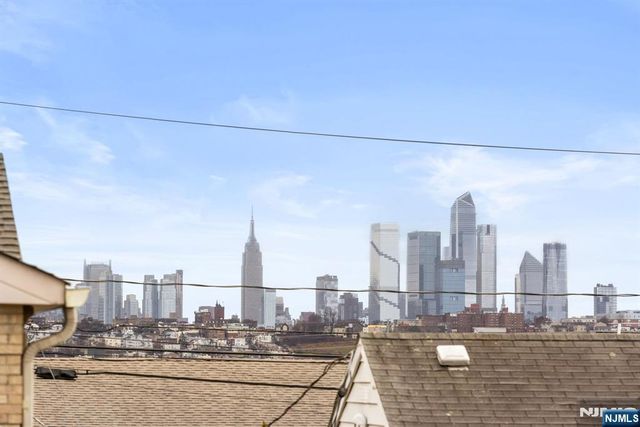 1054 Stonewall Lane, Secaucus, NJ 07094