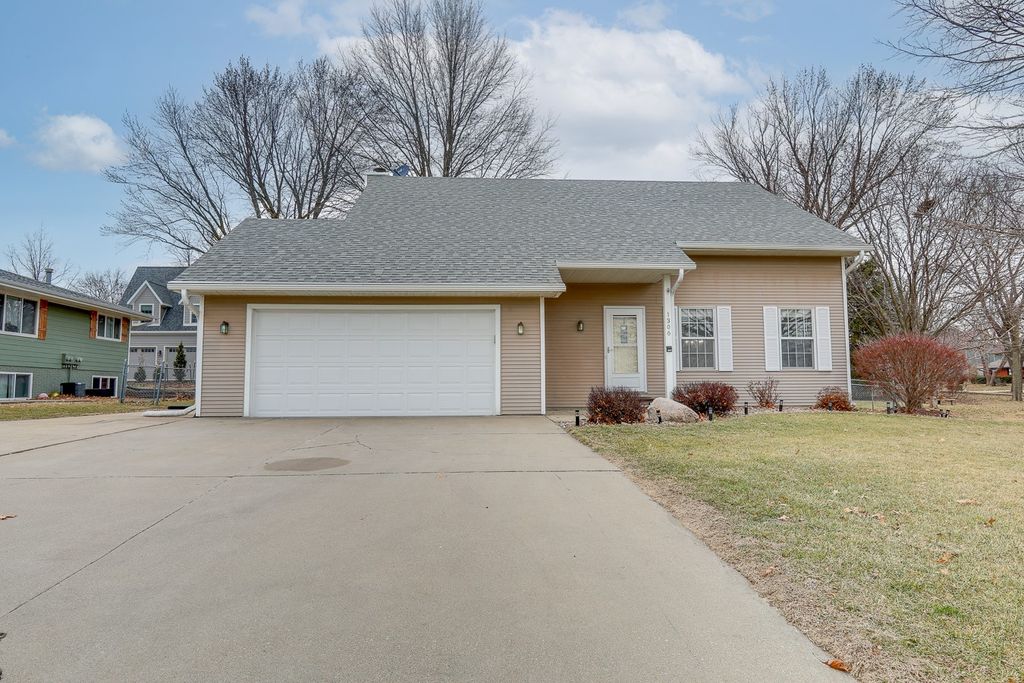 1306 University Street, Pella, IA 50219