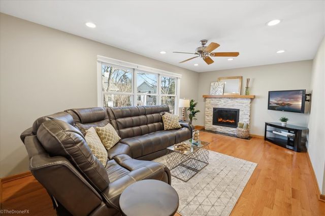 725 Leslie Lane, Schaumburg, IL 60194