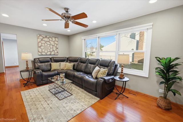 725 Leslie Lane, Schaumburg, IL 60194