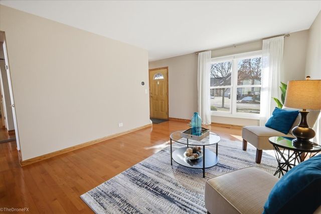 725 Leslie Lane, Schaumburg, IL 60194