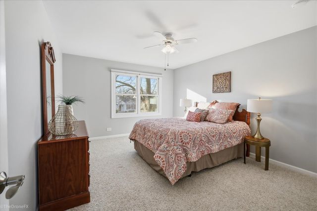 725 Leslie Lane, Schaumburg, IL 60194