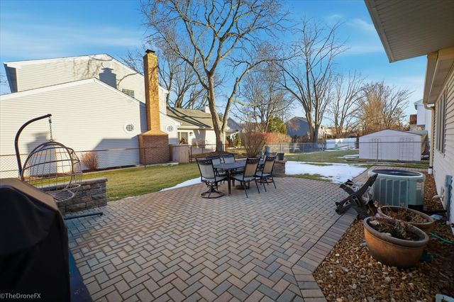 725 Leslie Lane, Schaumburg, IL 60194