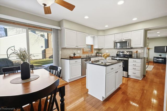 725 Leslie Lane, Schaumburg, IL 60194