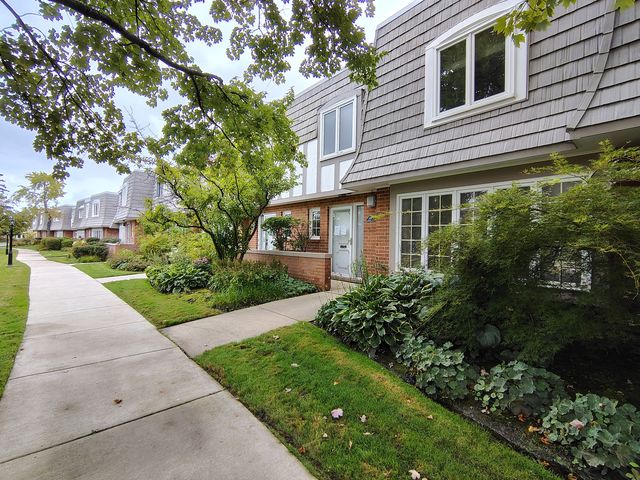 1490 Avignon Court, Highland Park, IL 60035