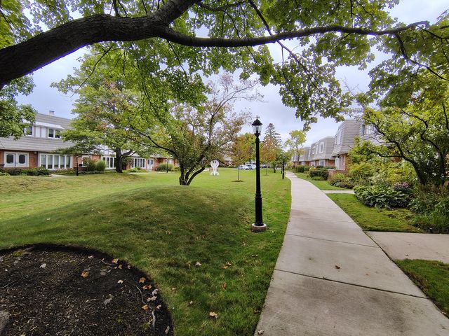 1490 Avignon Court, Highland Park, IL 60035