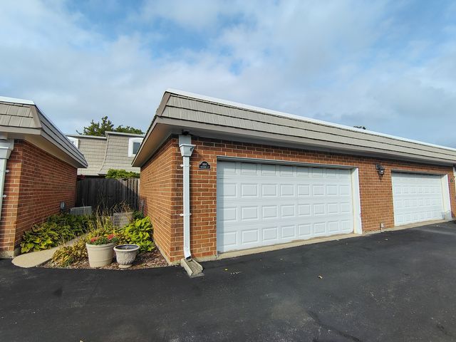 1490 Avignon Court, Highland Park, IL 60035