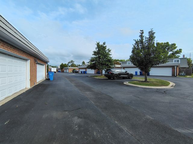 1490 Avignon Court, Highland Park, IL 60035