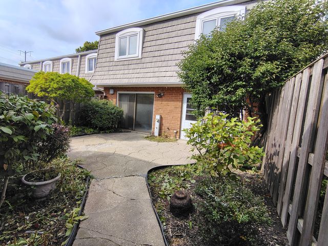 1490 Avignon Court, Highland Park, IL 60035