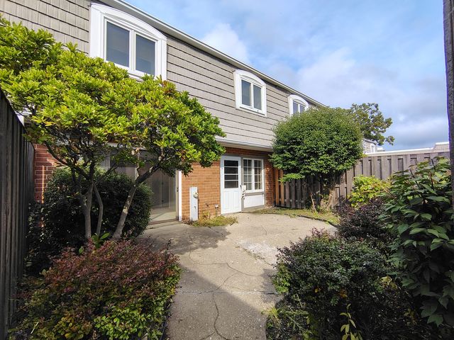 1490 Avignon Court, Highland Park, IL 60035