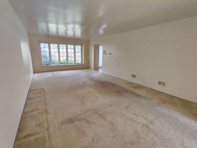 1490 Avignon Court, Highland Park, IL 60035