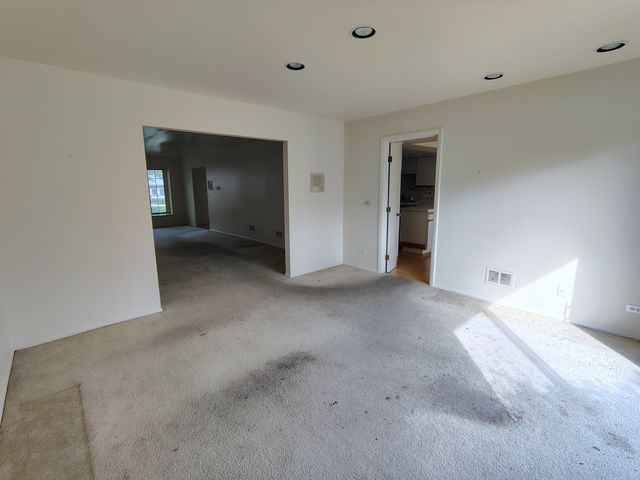 1490 Avignon Court, Highland Park, IL 60035