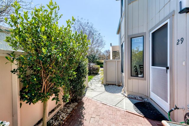 29 Sailmaker Ct, San Rafael, CA 94903