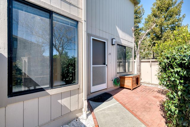 29 Sailmaker Ct, San Rafael, CA 94903