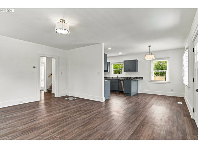 240 E CLARENDON St, Gladstone, OR 97027