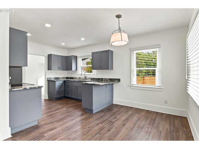 240 E CLARENDON St, Gladstone, OR 97027