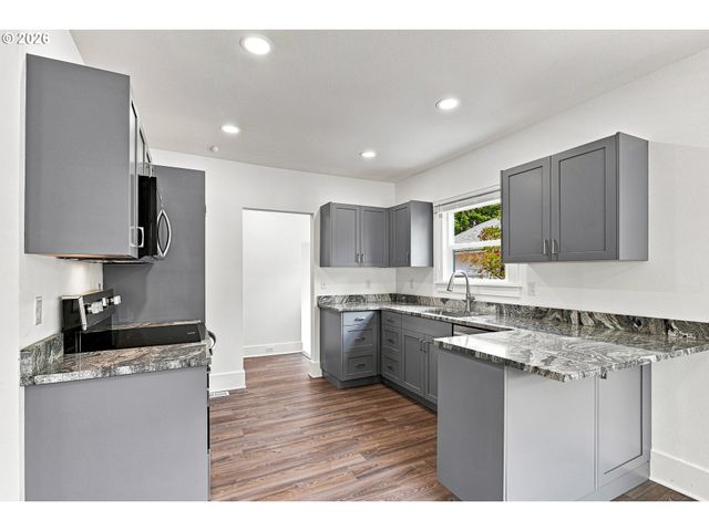 240 E CLARENDON St, Gladstone, OR 97027