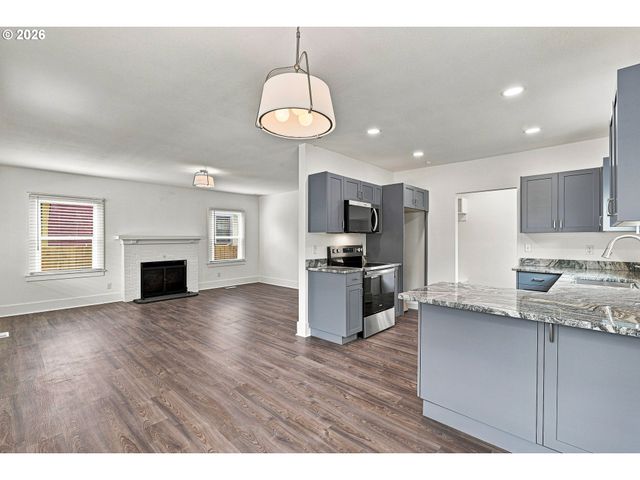 240 E CLARENDON St, Gladstone, OR 97027