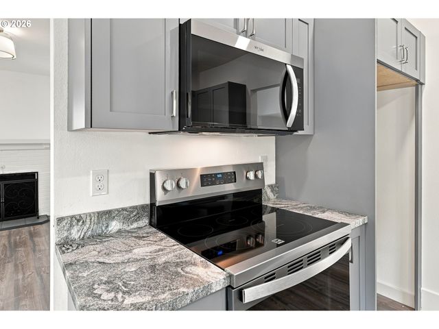 240 E CLARENDON St, Gladstone, OR 97027