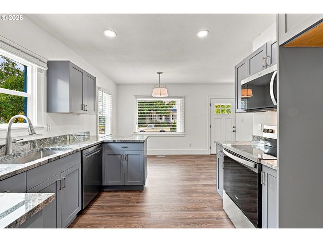 240 E CLARENDON St, Gladstone, OR 97027